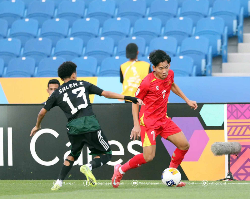 blv-trong-sut-u17-viet-nam-choi-day-no-luc-nhung-uae-so-huu-su-khac-biet-mang-tinh