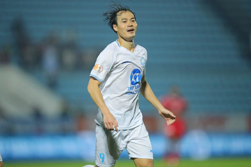 vua-moi-tro-lai-thi-dau-ngoi-sao-dt-viet-nam-da-khien-ca-v-league-day-song