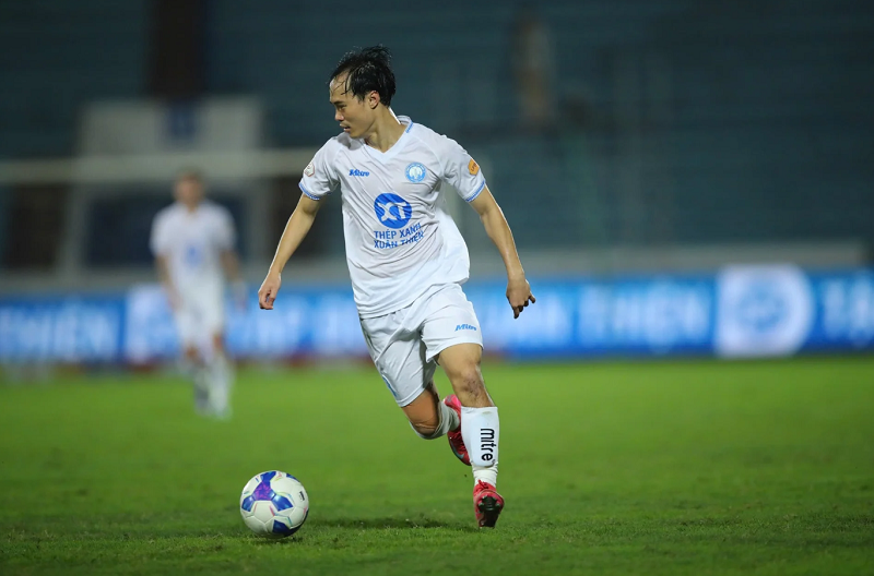 vua-moi-tro-lai-thi-dau-ngoi-sao-dt-viet-nam-da-khien-ca-v-league-day